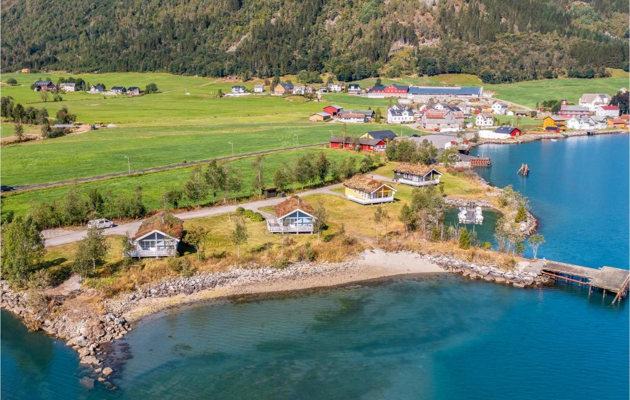 Cozy Home In Fjaerland With House A Mountain View Εξωτερικό φωτογραφία