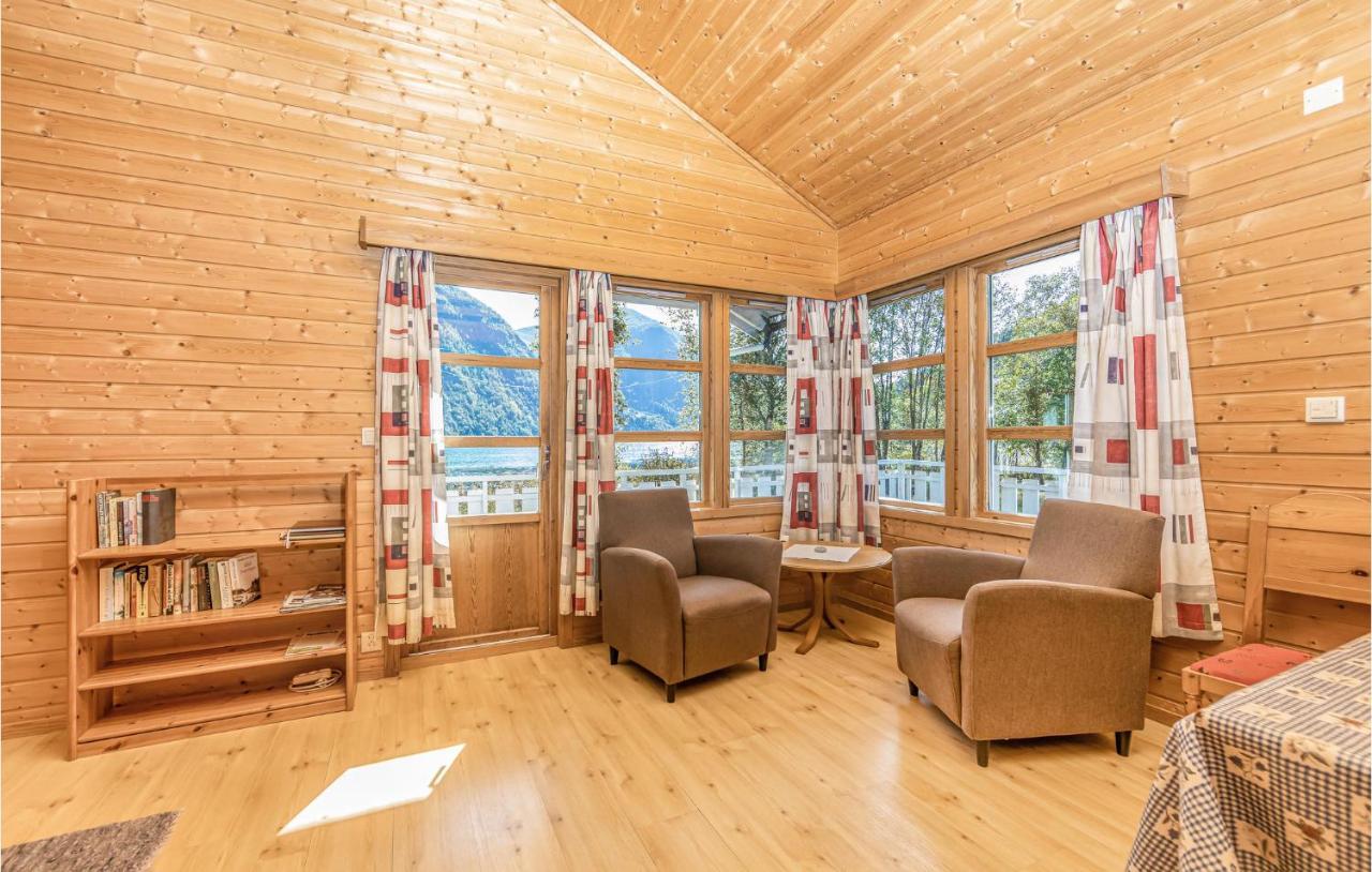 Cozy Home In Fjaerland With House A Mountain View Εξωτερικό φωτογραφία