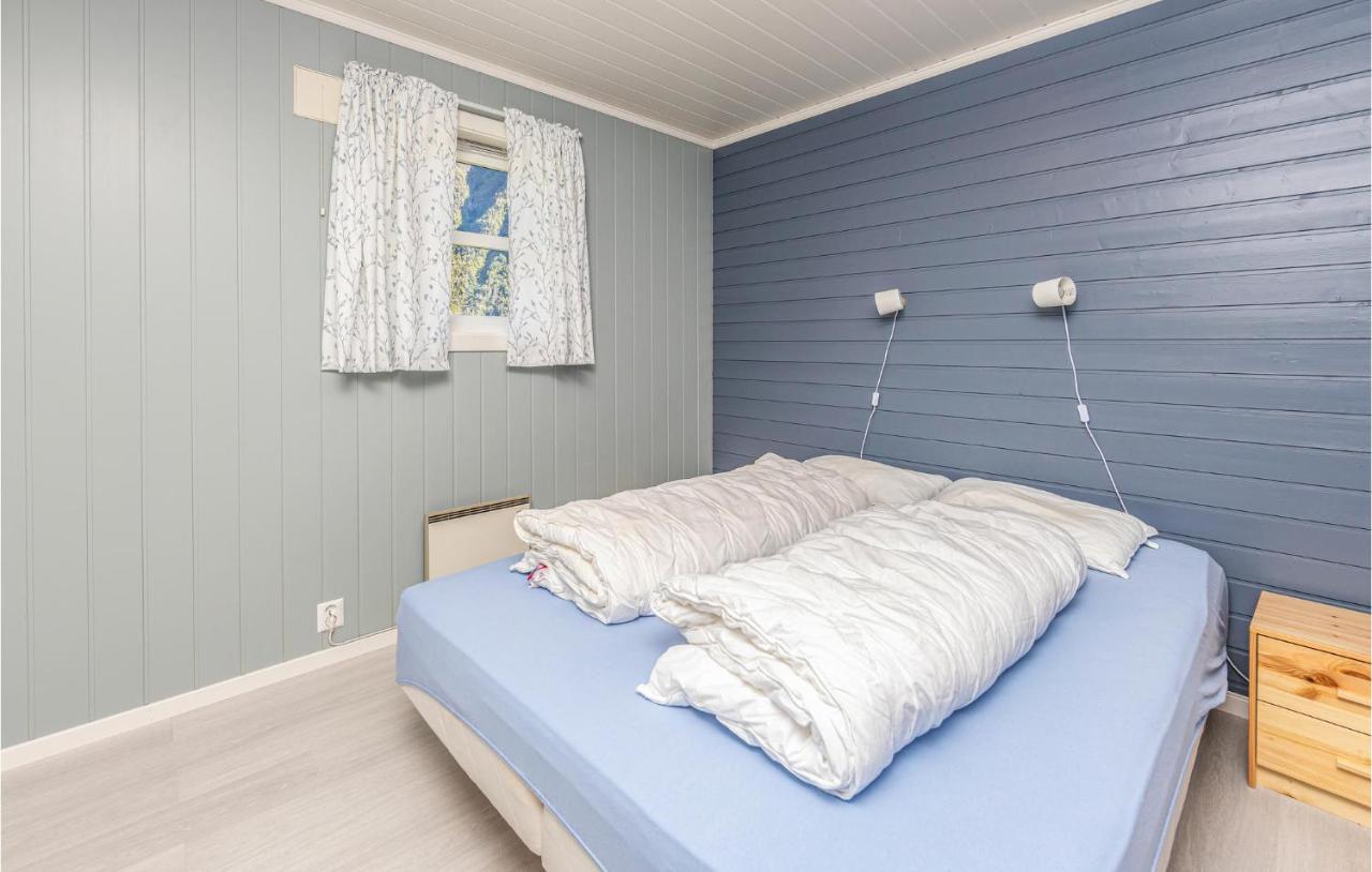 Cozy Home In Fjaerland With House A Mountain View Εξωτερικό φωτογραφία