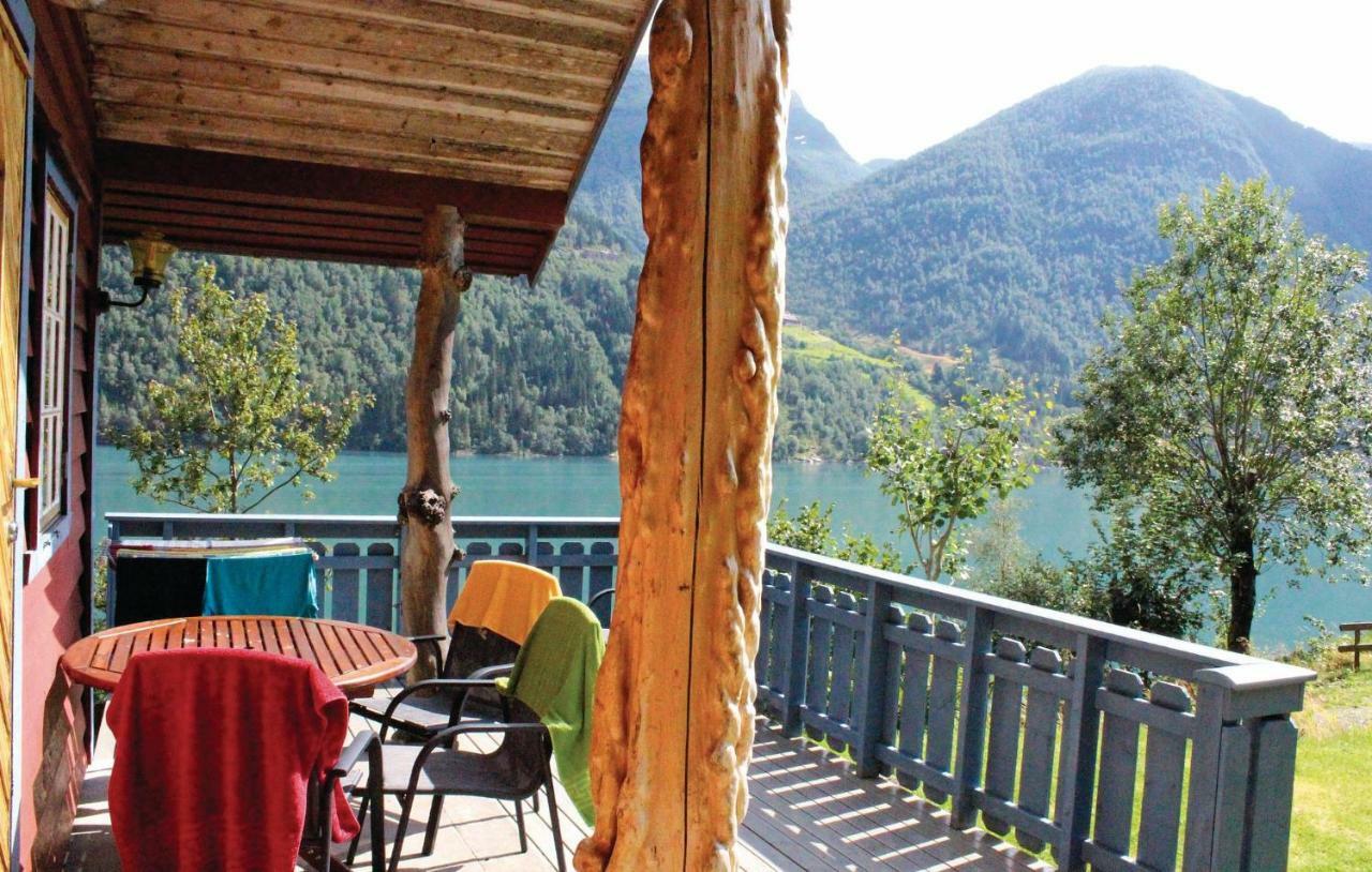 Cozy Home In Fjaerland With House A Mountain View Εξωτερικό φωτογραφία